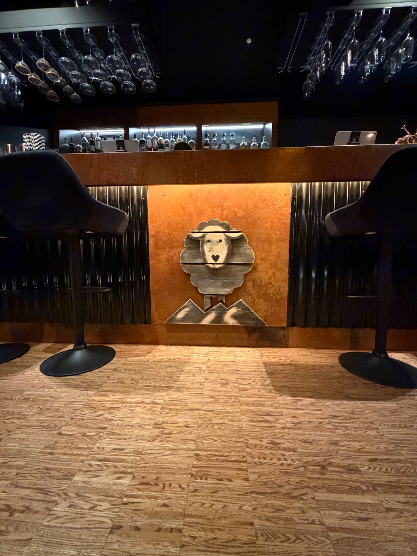 Baren med fårelogo i tre